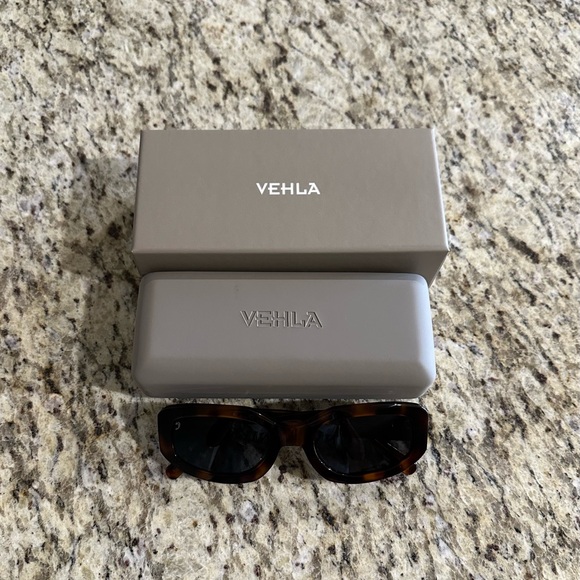 Vehla “INDI” sunglasses in tort/smoke - Picture 3 of 3